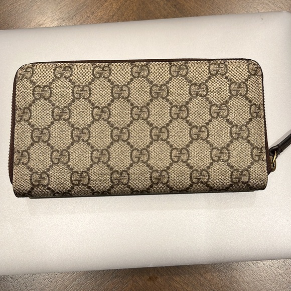 Long Gucci Zip wallet retired item. Hard to find with a lion emblem - Picture 2 of 4